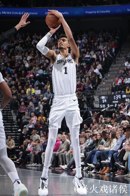 文班亚马34+13+11率马刺险胜国王 独行侠力克开拓者